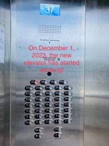 ホノルルにあるWaikiki High-rise sea view free parkingの新エレベーターの標識