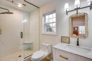 une salle de bain avec toilettes et douche en verre dans l'établissement Airy West Cape May Cottage Less Than 1 Mi to Beach!, à Cape May 18 autres photos