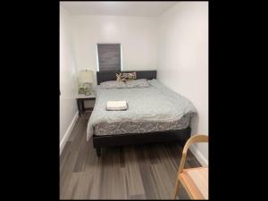 a small bedroom with a bed and a table at Stylist bedroom central of Baltimore in Baltimore