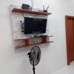 Μια τηλεόραση ή/και κέντρο ψυχαγωγίας στο Nginapdipadang, Parkit House, Near Universitas Negeri Padang, 10Mins Padang Beach