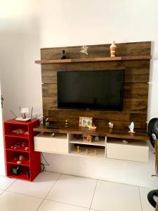 パラチにあるBom Retiro Houseの大型エンターテイメントセンター(壁掛けテレビ付)