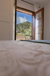 a room with a view of a mountain through a door at Casa Luisa Atico - Vallehermoso Centro Casco Antiguo in Vallehermoso