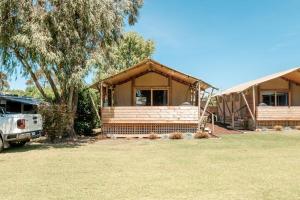 uma casa com um camião estacionado em frente em Port Fairy Holiday Park em Port Fairy