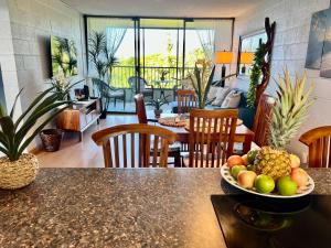 un bol de fruta en una mesa en la sala de estar en Direct Oceanfront Mauna Loa Shores Honu Elua #508 next to Carlsmith Beach park, Hilo HI, en Hilo