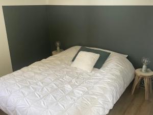 1 Schlafzimmer mit einem weißen Bett und 2 Tischen in der Unterkunft Appartement de charme 4 pièces, 8 pers, balcon, proche pistes et centre, Vallandry - FR-1-411-875 in Landry
