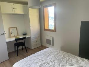 ein Schlafzimmer mit Bett, Schreibtisch und Fenster in der Unterkunft Appartement de charme 4 pièces, 8 pers, balcon, proche pistes et centre, Vallandry - FR-1-411-875 in Landry