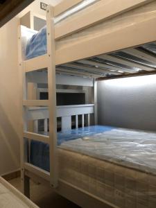 1 dormitorio con 2 literas en una habitación en Centrico Apartamento Nova Bega cerca del mar, en Cullera