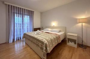 Postel nebo postele na pokoji v ubytování Apartments with a parking space Novigrad - 7108