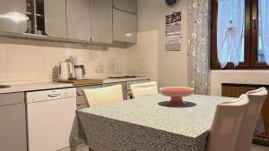 Kuchyň nebo kuchyňský kout v ubytování Apartments with a parking space Novigrad - 7108