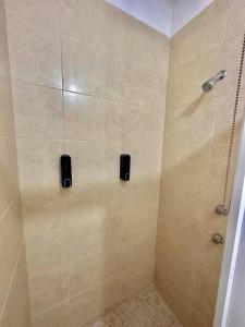 y baño con ducha y cabezal de ducha. en Casa con Alberca Privada, en Aguascalientes