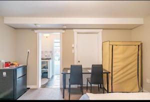 ein Esszimmer mit einem Tisch und 2 Stühlen in der Unterkunft Triple K Cozy Private Suite in Portland Estate in Halifax