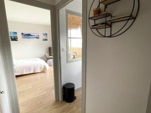 Posteľ alebo postele v izbe v ubytovaní Studio lumineux avec balcon et ascenseur au cœur d'Aix-les-Bains - Idéal 1-2 personnes - FR-1-555-84