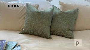 two pillows sitting on top of a bed at Hilda: Tranquillo appartamento in centro in Zurich