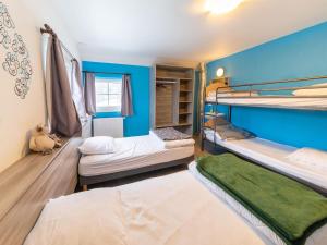 1 dormitorio con 2 literas y pared azul en Magnificent accommodation for 15 people, en Trois-Ponts