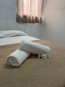 Una toalla en una cama en un dormitorio en SÃO CRISTOVÃO HOTEL, en São Luís