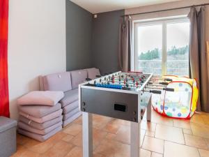 Habitación con mesa de futbolín y silla en Magnificent accommodation for 15 people, en Trois-Ponts
