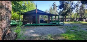 un petit bâtiment avec un toit vert dans un parc dans l'établissement Cabañas chivo siete tazas, à El Torreón