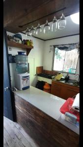 eine Küche mit einer Arbeitsplatte und eine Küche mit einer Spüle in der Unterkunft Cabañas chivo siete tazas in El Torreón