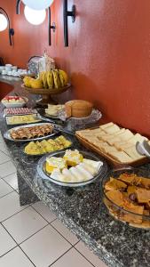 ein Buffet mit vielen Speisen auf der Theke in der Unterkunft SÃO CRISTOVÃO HOTEL in São Luís