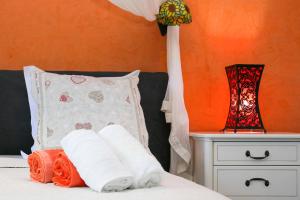 1 cama con toallas, almohada y mesita de noche en Les Nuits Galantes appartement LANTANA, en Saint-François 19 fotos más