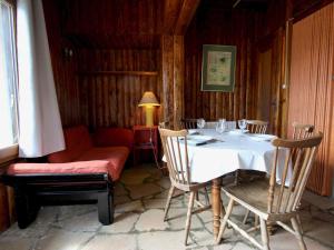 een eetkamer met een tafel en stoelen en een bank bij Appartement Chamrousse, 2 pièces, 6 personnes - FR-1-340-271 in Chamrousse