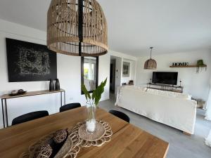 โทรทัศน์และ/หรือระบบความบันเทิงของ Escapada de Lujo Vista Mar y Golf Playa Grande