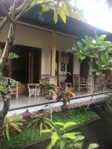 een veranda van een huis met een bos van planten bij Artawa House in Ubud