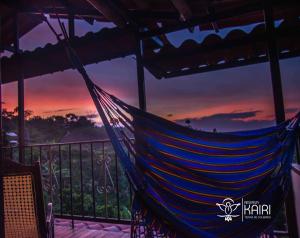Kairí Lodge Natural Reserve في مانيزاليس: أرجوحة على شرفة مع غروب الشمس