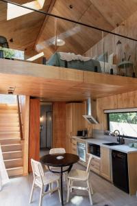 Bicheno Garden Cottages的厨房或小厨房
