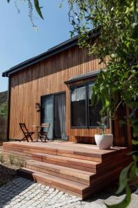 比舍诺Bicheno Garden Cottages的房屋前的木甲板