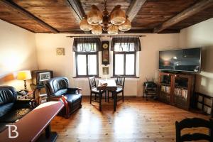 uma sala de estar com um sofá e uma mesa em Barinka 