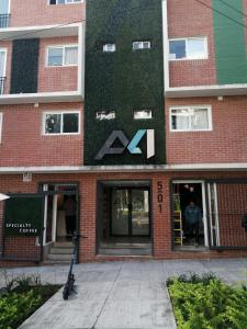 ein Gebäude mit einem Schild auf der Vorderseite in der Unterkunft Apartamento zona 4 Guatemala y Parqueo in Guatemala