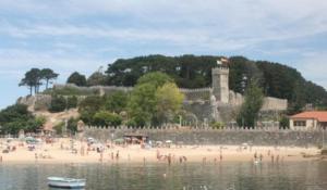 a group of people on a beach with a castle at Casa Celsa cerca del mar in Baiona