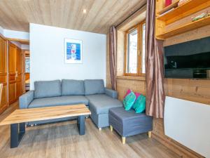 a living room with a couch and a table at Appartement Val-d'Isère, 3 pièces, 4 personnes - FR-1-694-327 in Val-d'Isère