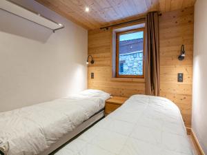 two beds in a small room with a window at Appartement Val-d'Isère, 3 pièces, 4 personnes - FR-1-694-327 in Val-d'Isère