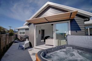 uma banheira de hidromassagem no quintal de uma casa em The Gallery em Rotorua