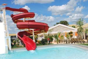 a red water slide in a pool at a resort at LACQUA Di'Roma, park 24h, cozinha com fogão, 5 pessoas gG in Caldas Novas