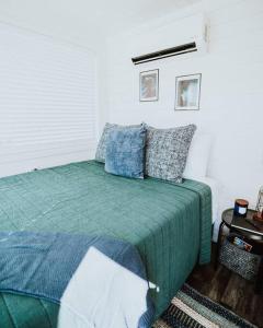 Postel nebo postele na pokoji v ubytování New Starry Night Shipping Container Home + 23 fotografií