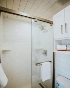 Koupelna v ubytování New Starry Night Shipping Container Home