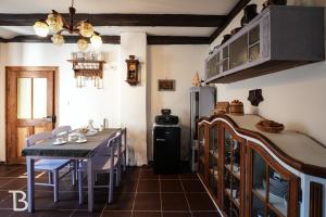 Barinka : غرفة طعام مع طاولة وثلاجة