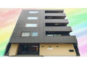 una rappresentazione di un edificio alto con un arcobaleno di winco - Vacation STAY 06658v a Tokyo