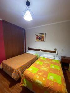 Habitación con 2 camas en una habitación en Hostal Pacasmayo Beach, en Pacasmayo