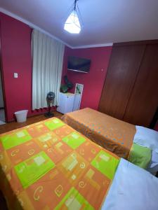 una habitación de hotel con 2 camas en una habitación en Hostal Pacasmayo Beach, en Pacasmayo