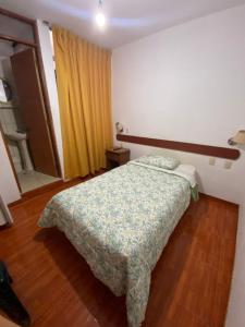 Een bed of bedden in een kamer bij Hostal Pacasmayo Beach