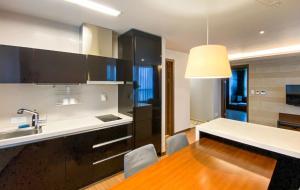 釜山Haeundae Wide Ocean View & Residence的配有桌子、水槽和柜台的厨房