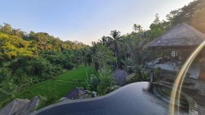 - une vue aérienne sur une maison avec une piscine et un jardin dans l'établissement The Tirta Sari Villas, à Tampaksiring