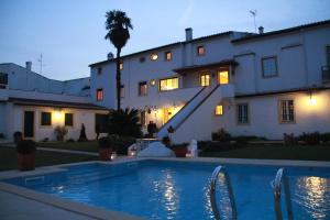 uma casa com piscina em frente a uma casa em Casa do Colegio Velho em Vila Viçosa