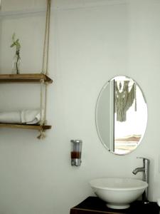 ein Badezimmer mit Spiegel und Waschbecken in der Unterkunft Tropic Bacalar in Bacalar + 70 Fotos
