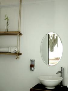 La salle de bains est pourvue d'un miroir et d'un lavabo. dans l'établissement Tropic Bacalar, à Bacalar