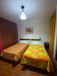 1 dormitorio con 2 camas y luz en Hostal Pacasmayo Beach, en Pacasmayo